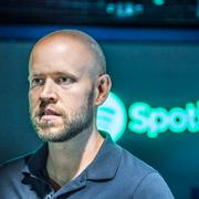 Spotify-grundaren Daniel Ek menar att bolaget inte varit tillräckligt transparenta med sina riktlinjer. Andra bedömare menar att pengar har varit avgörande för hur bolaget har agerat. 