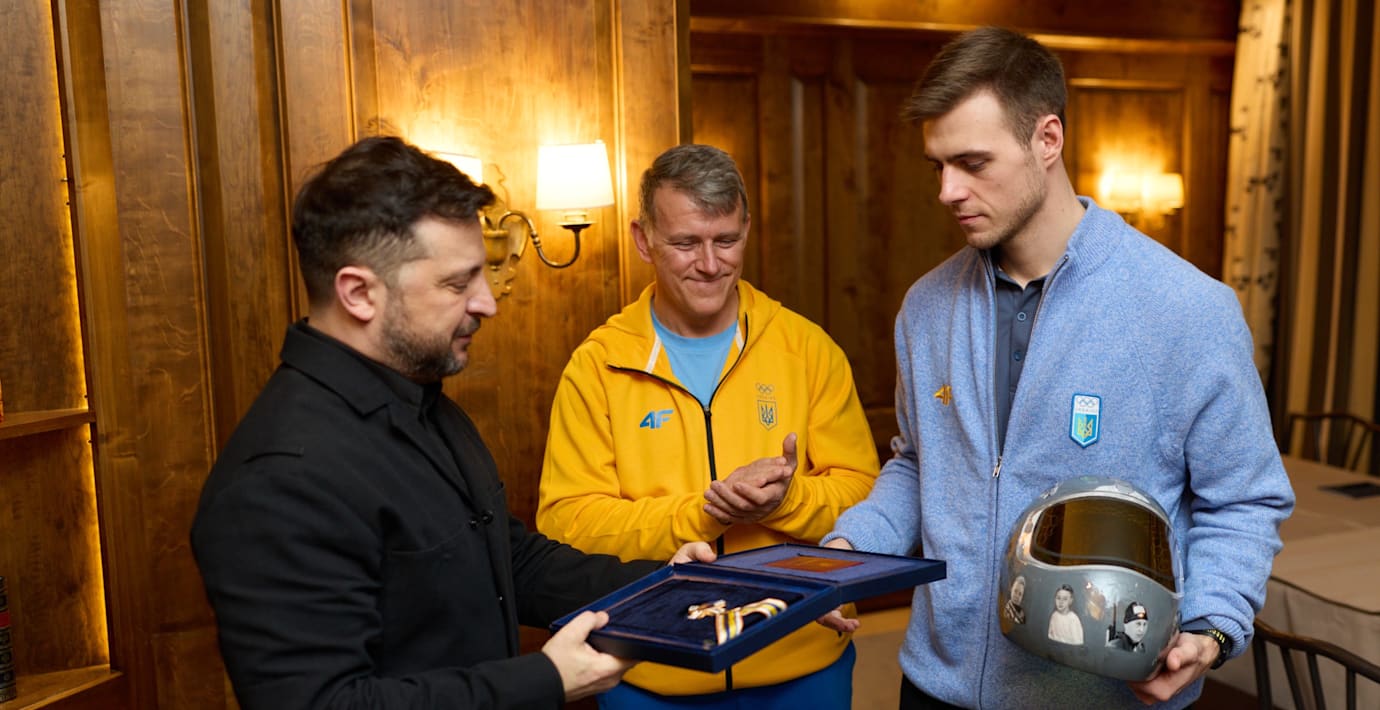 Ukrainske skeletonåkaren Vladyslav Heraskevytjs och landets president Volodymyr Zelenskyj. 