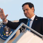 Marco Rubio kliver på sitt plan efter förhandlingarna i Saudiarabien.