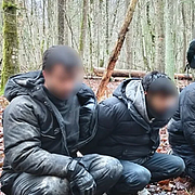 Migranter som gripits efter att ha kommit ut ur en tunnel i Polen i december. 