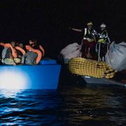 Räddningsarbetare närmar sig en migrantbåt på drift utanför Malta 25 oktober 2022. 