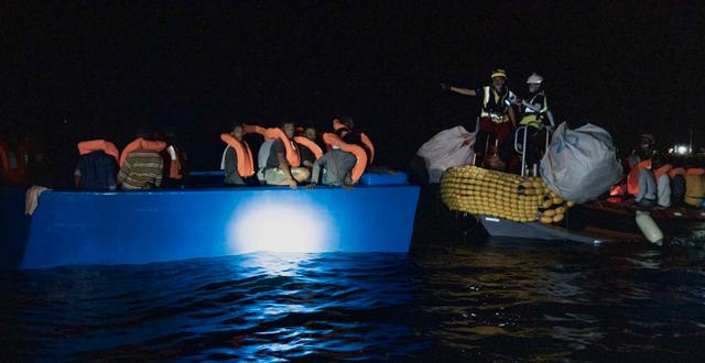 Räddningsarbetare närmar sig en migrantbåt på drift utanför Malta 25 oktober 2022.  Vincenzo Circosta / AP