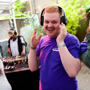 Tova Hellberg,Hugo Petterssson och Louise Danielsson på Silent Disco på Stockholm Pride. Silent Disco går till så att besökarna istället för genom högtalarsystem får musiken genom trådlösa hörlurar. Var och en kan välja den ljudnivå som passar en bäst.