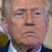 Danska soldater på Grönland, Donald Trump och en bild på Venezuelas president Nicolás Maduro. 