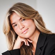 Matilda Djerf byggde sitt namn som influencer innan hon startade bolaget Djerf Avenue. När företaget senare hamnade i blåsväder kring dålig arbetsmiljö och bolagskultur blev det ännu en påminnelse om att influencerbranschen inte bara präglas av tillväxt – utan också av skandaler som kan sätta förtroendet på spel.