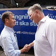 Göteborgs oppositionsråd  Axel Josefson (M) tar emot partiledare Ulf Kristersson under den pågående valturnén. Bilden togs i fredags.