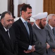 Presidenten Bashar al-Assad i bön under id al-fitr.