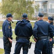 Poliser på plats i Falkagård, Falkenberg, där en ung man sköts till döds under natten.