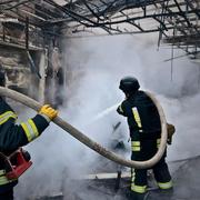 Ukrainska brandmän som bekämpar en brand i Kyiv på söndagen. 