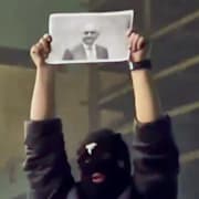 En demonstrant i Iran som håller upp Pahlavis porträtt. 