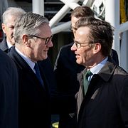 Storbritanniens premiärminister Keir Starmer och Sveriges statsminister Ulf Kristersson (M) ombord på det finska gränsbevakningsfartyget Turva när JEF-länderna har toppmöte i Helsingfors.
