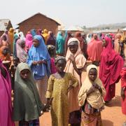 Människor väntar på besked om de kidnappade skoleleverna i Nigeria. Arkivbild från 9 mars.