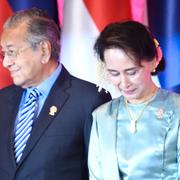 Malaysias premiärminister Mahathir Mohamad pch Burmas ledare Aung San Suu Kyi.