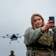 En ukrainsk drönarpilot från enheten Kraken 1654 i samband med en pressträff för nyhetsbyrån AP.  