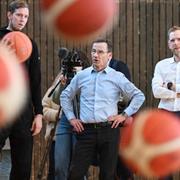 Statsminister Ulf Kristersson (M) och Jakob Forssmed (KD), socialminister på basketplanen