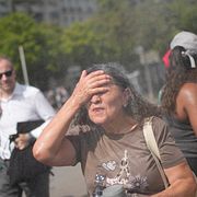 Människor svalkar sig i en fontän i Paris tidigare i veckan.