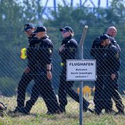 Poliser vid flygplatsen, 6 augusti.