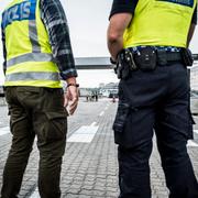 Arkivbild på tullpersonal och gränspolis vid Värtahamnen.