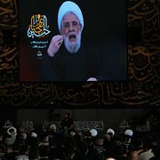 Naim Qassem talar från en skärm under den muslimska högtiden Ashura vid den döde Hizbollahledaren Hassan Nasrallahs grav i Beirut, Libanon den 17 juni 2026.