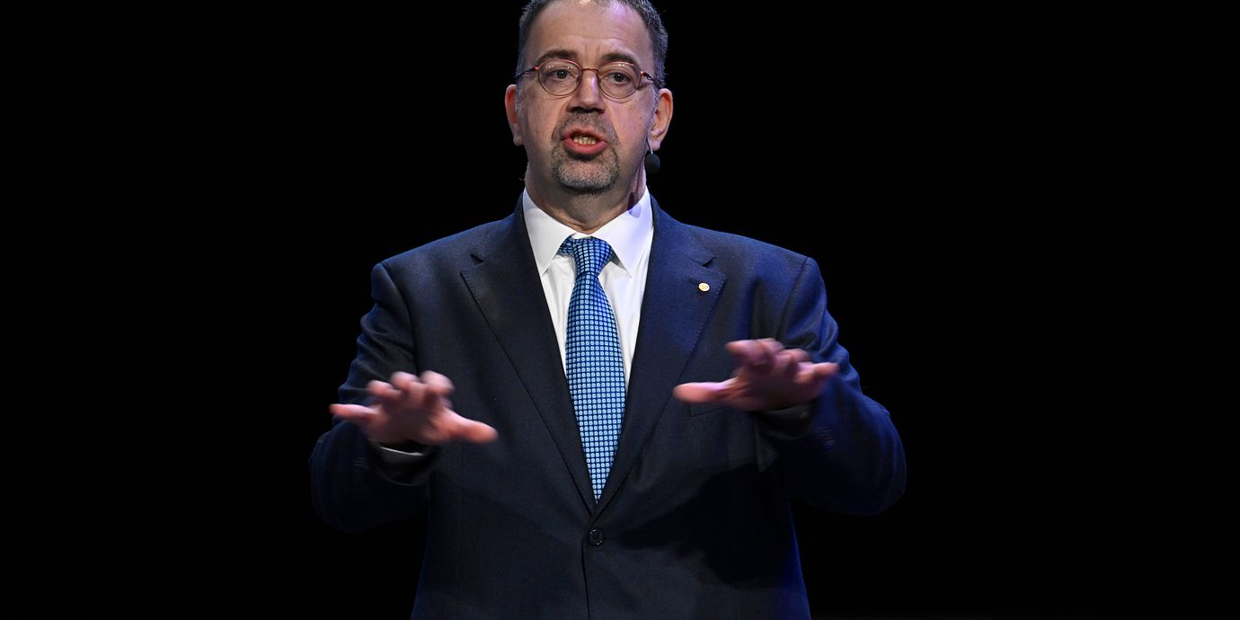 Arkivbild från 2024: Daron Acemoglu, Nobelpristagare i ekonomi, mottagare av Sveriges Riksbanks pris i ekonomisk vetenskap till Alfred Nobels minne 2024, under Nobelföreläsningen i ekonomisk vetenskap i Aula Magna, Stockholms universitet, på söndagen. 