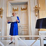 Svenska Akademiens ständiga sekreterare Ingrid Carlberg tillkännager i Börshuset i Stockholm att den kanadensiska författaren Anne Carson tilldelas Nobelpriset i litteratur 2026.