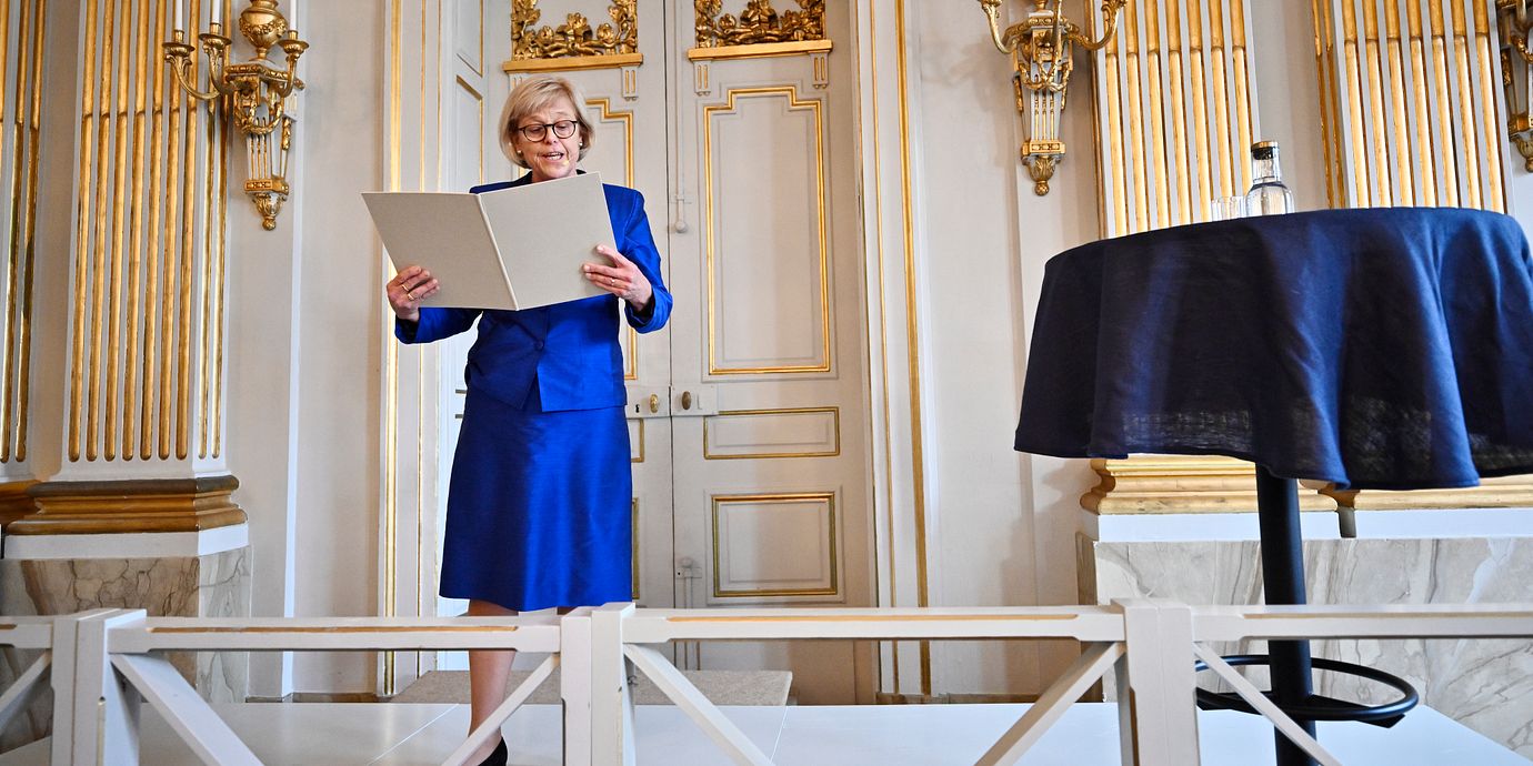 Svenska Akademiens ständiga sekreterare Ingrid Carlberg tillkännager i Börshuset i Stockholm att den kanadensiska författaren Anne Carson tilldelas Nobelpriset i litteratur 2026.