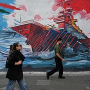 Muralmålning av ett amerikanskt krigsfartyg i Teheran, 17 maj.