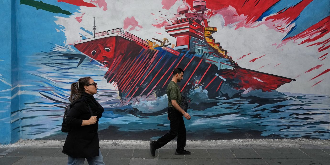 Muralmålning av ett amerikanskt krigsfartyg i Teheran, 17 maj.