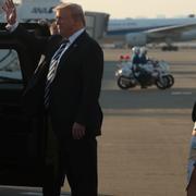 Donald och Melania Trump landar i Tokyo