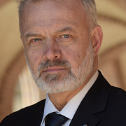 Bild från Natomötet till vänster, Jörgen Holmlund till höger.