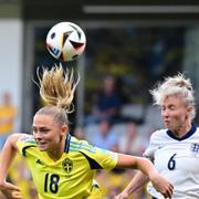 Sveriges Fridolina Rolfö och Englands Leah Williamson i nickduell under damernas EM-kvalmatch i fotboll i kväll. 