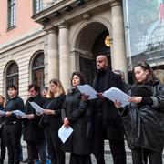 Demonstration utanför börshuset i solidaritet med Srebrenicas mödrar mot Svenska Akademiens beslut att tilldela Peter Handke Nobelpriset.