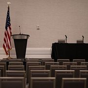 En amerikansk flagga bredvid talarstolen på ett republikanskt konvent i Kalifornien.