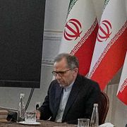 Majid Takht-Ravanchi till vänster och utrikesminister Abbas Araghchi vid ett möte i Teheran, Iran den 5 oktober 2025.