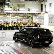 De första bilarna av den nya modellen EX60 lämnar bandet i Volvo Cars fabrik i Torslanda, 16 oktober 2026.