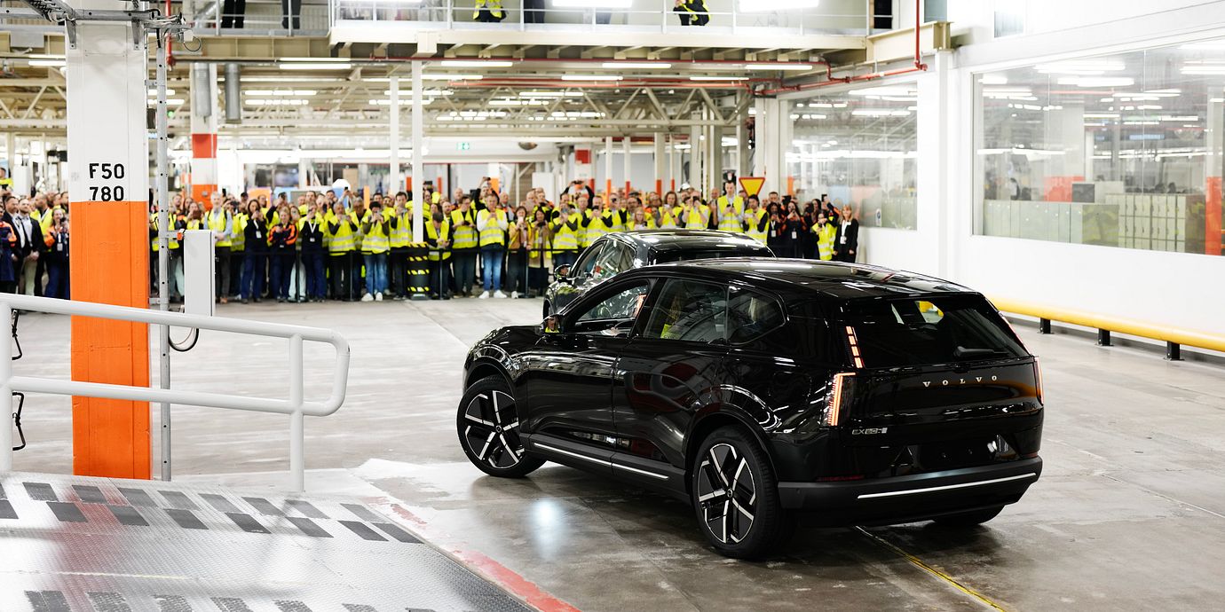 De första bilarna av den nya modellen EX60 lämnar bandet i Volvo Cars fabrik i Torslanda, 16 oktober 2026.