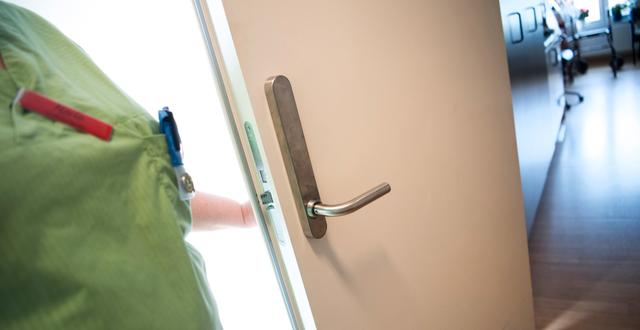 Undersköterska öppnar en dörr på ett äldreboende/Illustrationsbild Fredrik Sandberg/TT