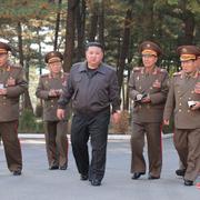 Arkivbild på den nordkoreanske ledaren Kim Jong-Un och flera av landets försvarstoppar.