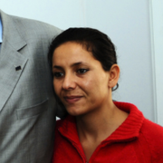 Leila Bouazizi längst till höger. Här fotograferad med sin mamma Manoubia Bouazizi och EU-representanten Adrianus Koetsenruijter 2011. På bilden bakom dem syns Mohamed Bouazizi.