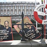 S-valaffischer framför riksdagshuset i Stockholm inför riksdagsvalet 2026.