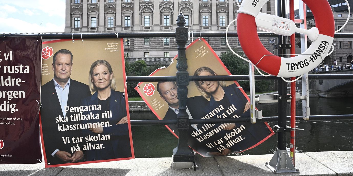 S-valaffischer framför riksdagshuset i Stockholm inför riksdagsvalet 2026.
