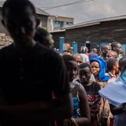 Människor köar för att rösta i östra Kongo-Kinshasa. 