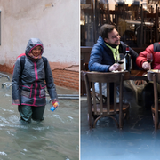 Människor vadar i meterhögt vatten/En grupp män tar en öl vid en översvämmad uteservering i Venedig.