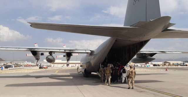 Försvarsmaktens Hercules 848 på Kabuls flygplats.  Försvarsmakten / TT NYHETSBYRÅN