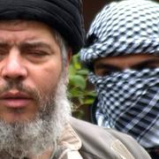 Abu Hamza al-Masri tillsammans med en maskerad livvakt