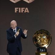 Fifa-bossen Gianni Infantino och fotbollsikonen Ronaldo med den nya VM-bucklan.