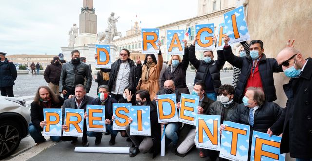 Illustrationsbild: Anhängare till Mario Draghi utanför presidentresidenset Quirinalpalatset i Rom.   Mauro Scrobogna / TT NYHETSBYRÅN