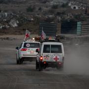 Röda korsets bilar som tros frakta kvarlevorna. 