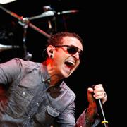 Arkivbild: Chester Bennington (mitten) under konsert 2013.