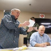 Valförrättaren Brent Siegrist läser upp en röst i ett av distrikten i Iowa. 